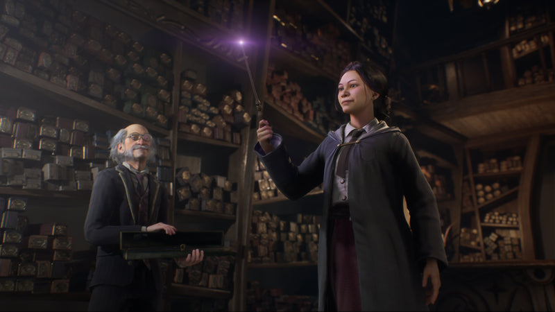 Une élève essaie une baguette en boutique dans Hogwarts Legacy sur PlayStation 5