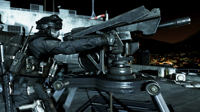 Soldat à la mitrailleuse sur un toit de nuit dans Call of Duty Ghosts sur PlayStation 3