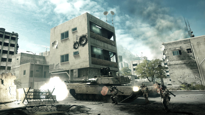 Un char fait feu dans une rue en ruines dans Battlefield 3 sur PC