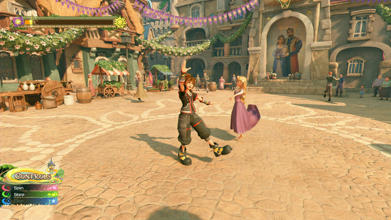 Sora et Raiponce sur la place du royaume de Corona dans Kingdom Hearts III
