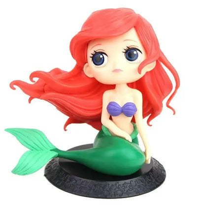 Figurine chibi Ariel Disney Princess avec cheveux rouges, queue verte sur socle noir