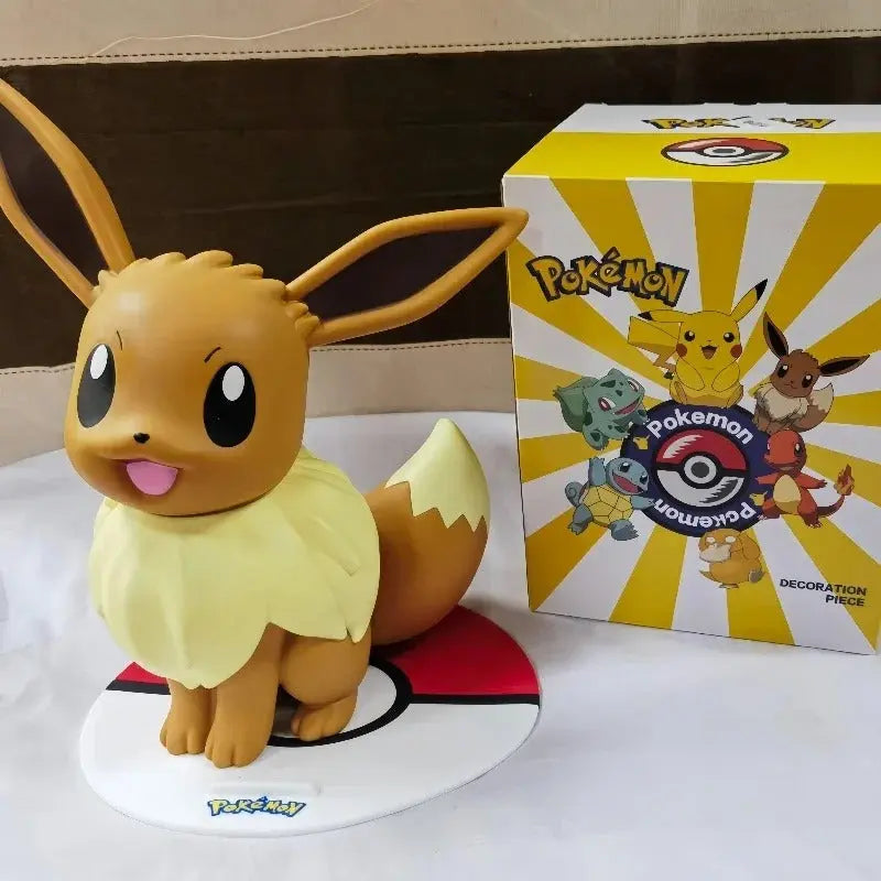 Figurine Pokémon Évoli 20-25 cm, tan et jaune à queue moelleuse sur base Poké Ball blanche