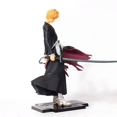 Figurine Bleach Ichigo 21 cm : personnage anime noir et blanc aux cheveux orange hérissés, manteau noir formel, épée à poignée rouge