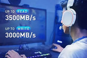 Personne portant casque gaming blanc avec accents orange devant PC Lexar NM620 2 To SSD