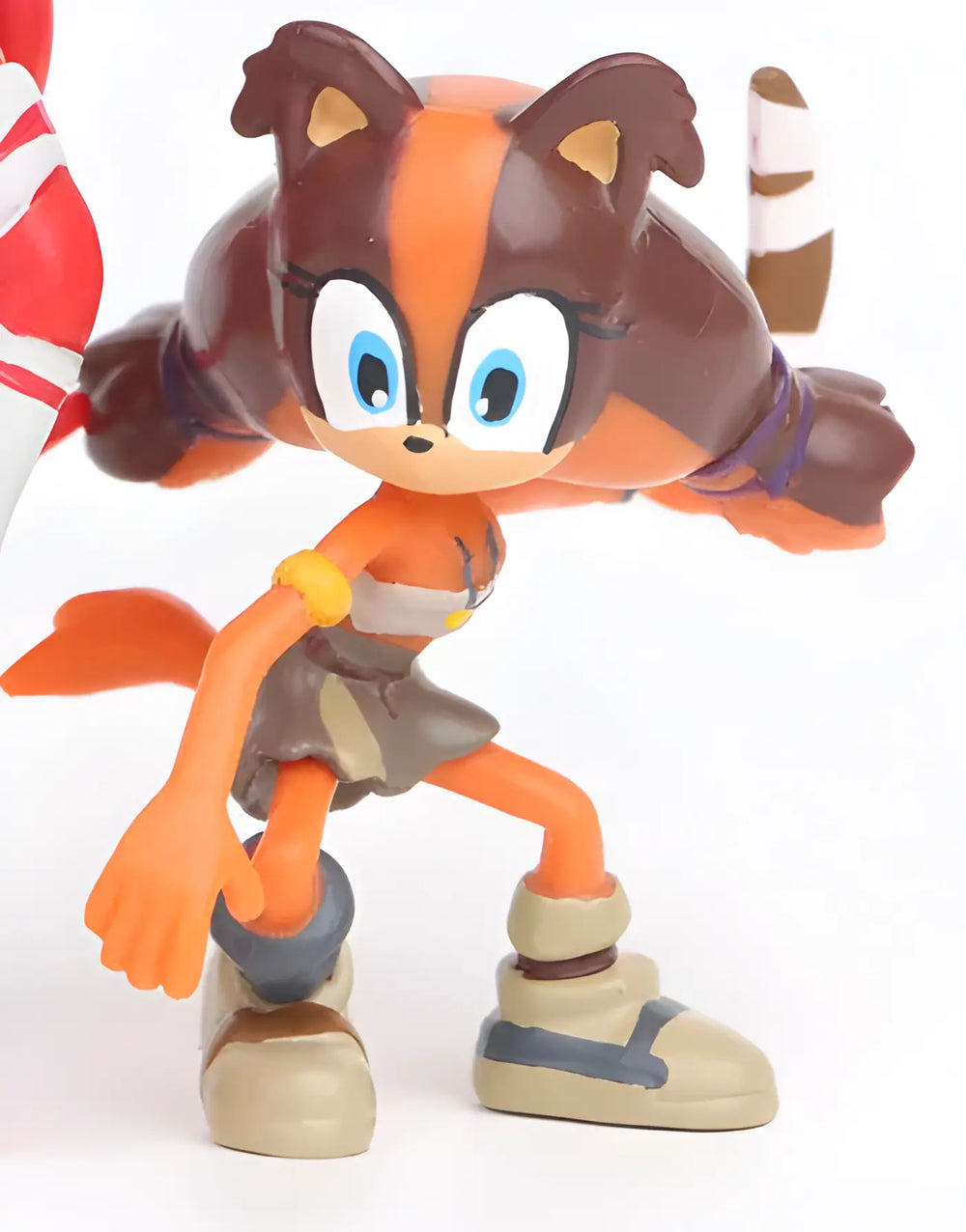 Figurine Sonic Sticks 7 cm : renard raccoon orange marron yeux bleus jupe grise bottes beige