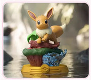 Figurine Pokémon Évoli 12 cm sur tronc d’arbre avec détails naturels, mousse et eau cristallisée