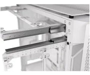 Système de rails métalliques argentés Corsair 9000D RGB Airflow Blanc, design industriel sleek