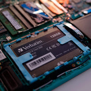 Disque SSD Verbatim 2,5 pouces 128 Go SATA III noir avec clips bleus