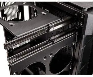 Rayon arrière du Corsair Obsidian 1000D : étagère baie disque coulissante noire en métal avec panneaux maille perforée et découpes circulaires