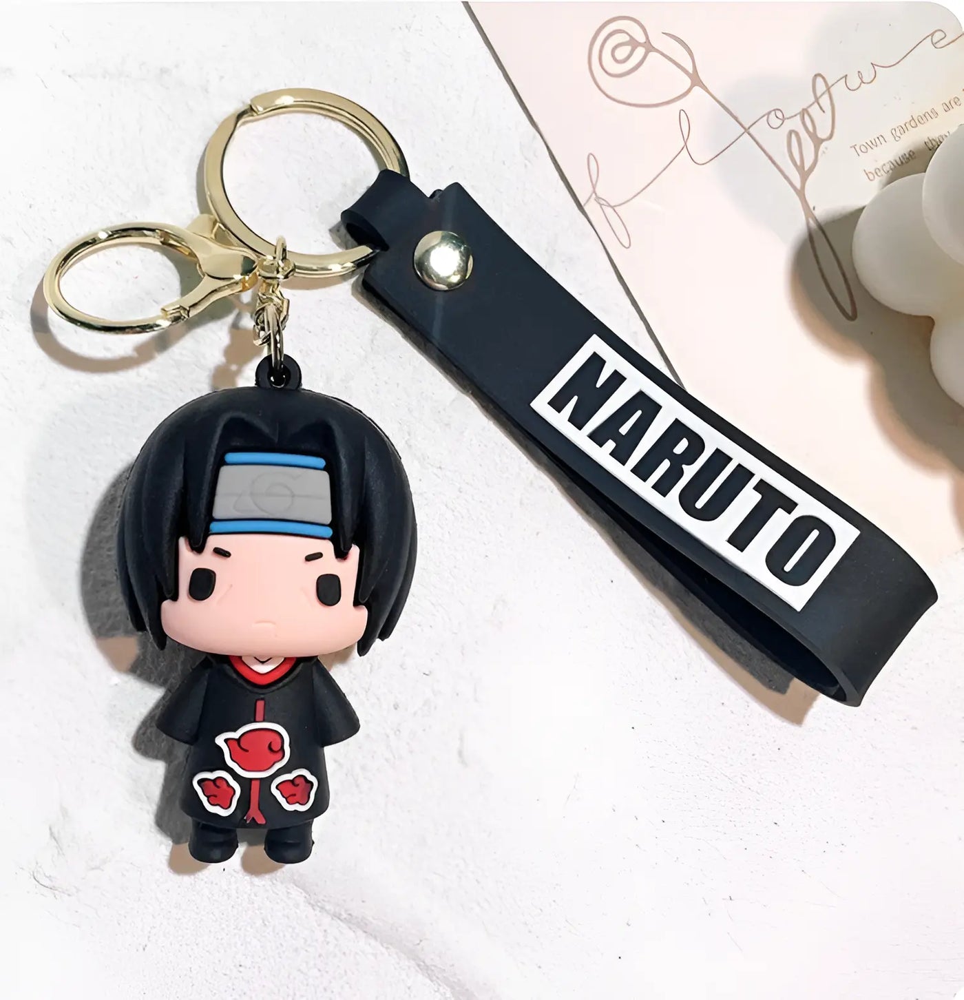 Porte-clés Naruto Itachi Uchiha en caoutchouc noir avec nuage rouge et bandeau bleu