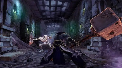 Guerrier en armure sombre de Darksiders maniant un marteau de guerre rouillé dans un donjon sombre sur Xbox 360