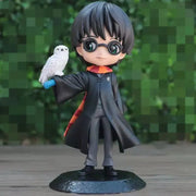 Figurine chibi Harry Potter en robes noires avec Hedwige sur bras gauche