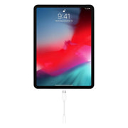 Câble adaptateur USB-C vers USB-A blanc branché sous un iPad