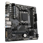 Carte mère Gigabyte Z590 Aorus noire avec accents argentés et socket CPU central
