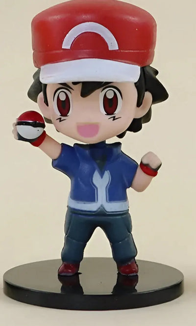 Figurine Pokémon chibi Sacha : casquette rouge-blanc, veste bleue, base noire