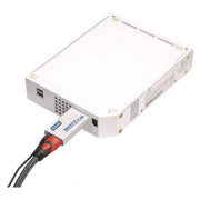 Adaptateur Wii vers HDMI blanc rectangulaire avec câble HDMI rouge et noir branché