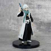 Figurine Bleach Tôshirô Hitsugaya 21 cm cheveux blancs uniforme noir et blanc écharpe turquoise épée bleue