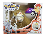 Figurine Solgaleo blanc et rouge avec Poké Ball, boîte plastique claire