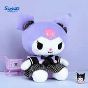 Peluche Kuromi 30 cm en tenue robe à carreaux noirs et blancs