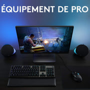 Souris gaming Logitech G502 HERO noire Lightsync RGB sur tapis noir