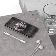 IPhone noir affichant musique avec écouteurs blancs et câble Lightning pour adaptateur jack 3,5 mm