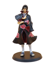 Figurine Itachi Uchiha Naruto Shippûden en cape Akatsuki noire et rouge brodée sur socle circulaire
