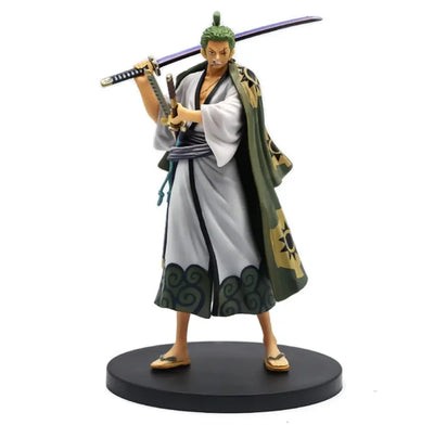 Figurine One Piece Roronoa Zoro 01 : Zoro aux cheveux verts en robe blanche et verte, soleils dorés, deux sabres, base noire