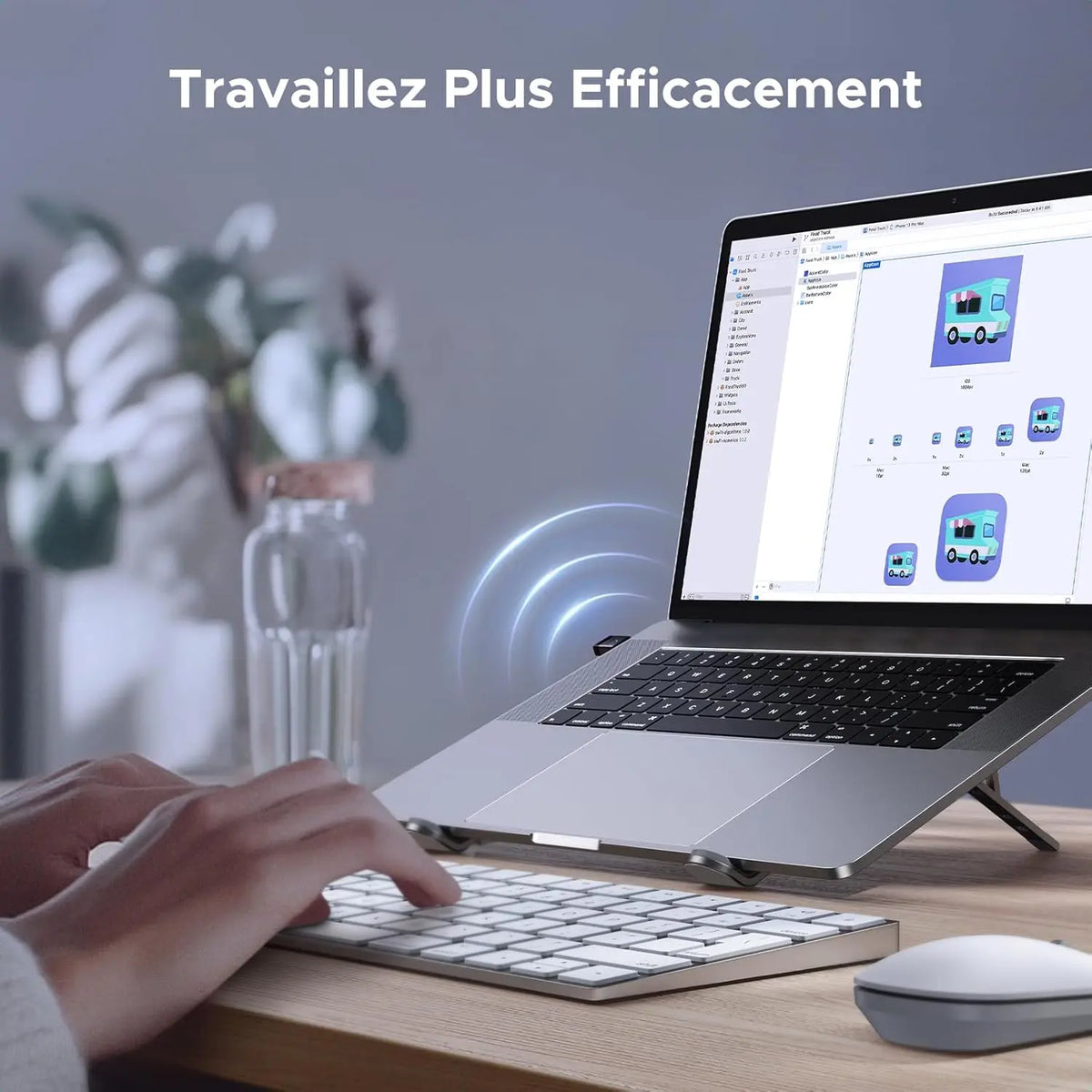 Support pour ordinateur portable argenté Clé Bluetooth Ugreen sur bureau en bois