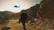 Soldat en tenue tactique sombre court dans désert rocailleux, hélico au-dessus, Metal Gear Solid V: The Phantom Pain PS4