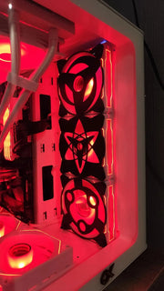 Ventilateur noir Itachi Uchiha éclairé rouge avec découpes circulaires et étoilées