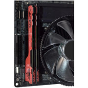 Kit barrettes RAM Patriot Viper 32 Go DDR4 3600 MHz rouge et noir montées sur carte mère