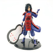 Figurine Naruto Shippûden Madara Uchiha en armure bleue et rouge avec bouclier blanc