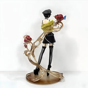 Figurine Nana Osaki 25 cm en beret noir, haut jaune et jupe courte sur base dorée fleurie