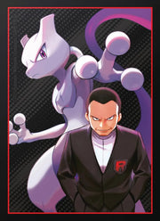 Mewtwo violet aux yeux brillants derrière dresseur en costume R du Coffret Elite Pokemon EV10