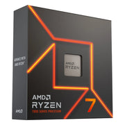 Boîtier processeur AMD Ryzen 7 7700X noir avec lignes géométriques orange néon et fenêtre claire sur puce argentée
