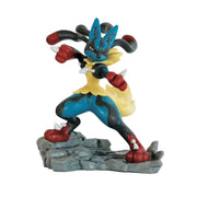 Figurine Lucario Méga-Évolution bleu et noir avec poings rouges sur base rocheuse, Coffret Pokémon JCC