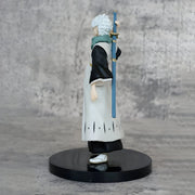 Figurine Bleach Tôshirô Hitsugaya 21 cm dos blanc cheveux robe noir blanc écharpe turquoise épée bleue dos