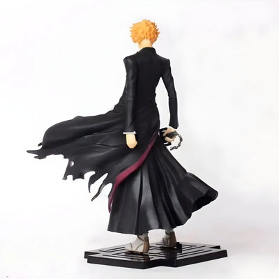 Figurine Bleach Ichigo 21 cm : manteau noir et bordeaux, cheveux orange hérissés, socle noir