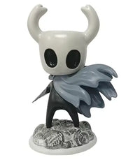 Figurine inspiree de Hollow Knight, vue de profil avec cape deployee