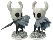 Figurine style Hollow Knight debout et en pose avec epee, deux angles