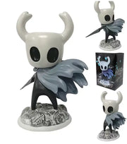 Figurine chevalier creux 15cm style Hollow Knight, vue de face sur socle en pierre