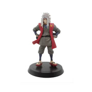 Figurine Naruto Shippuden Jiraiya aux cheveux argentés en gilet rouge sur robe grise sur socle noir