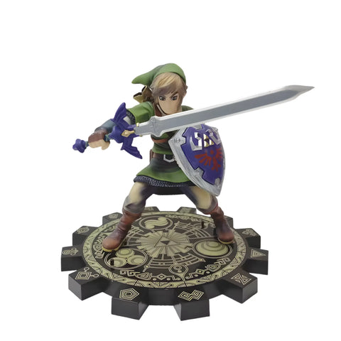 Figurine Link Zelda 20 cm à capuche verte, épée argentée, bouclier violet sur base noire