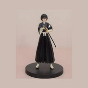 Figurine Bleach Rukia Kuchiki en noir et blanc avec sabre sur socle noir