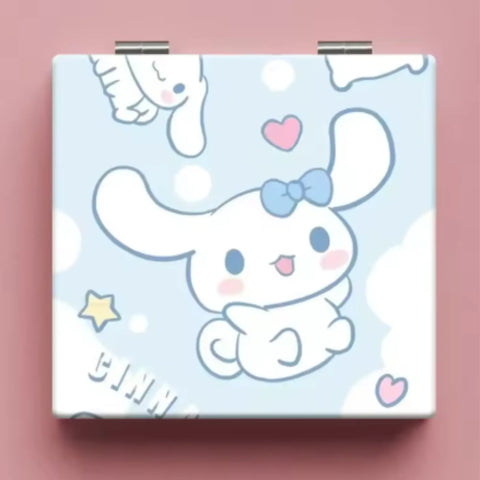 Miroir de poche Hello Kitty – Cinnamoroll — dans le même univers que Peluche Hello Kitty Cosplay Ourson blanc - 20 cm