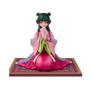 Figurine Les Carnets de lApothicaire Maomao assise, cheveux verts en macarons, robe rose-magenta