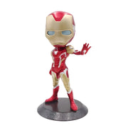 Figurine Marvel Iron Man chibi rouge et or sur base noire ornée