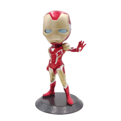 Figurine Marvel Iron Man chibi rouge et or sur base noire ornée