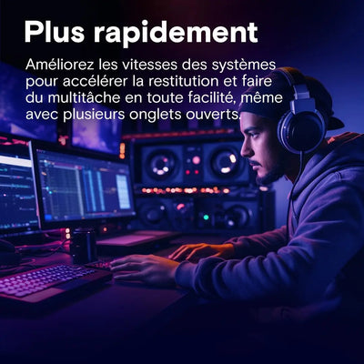 Homme avec casque audio noir devant PC Crucial Pro DDR4 64 Go 3200 MHz
