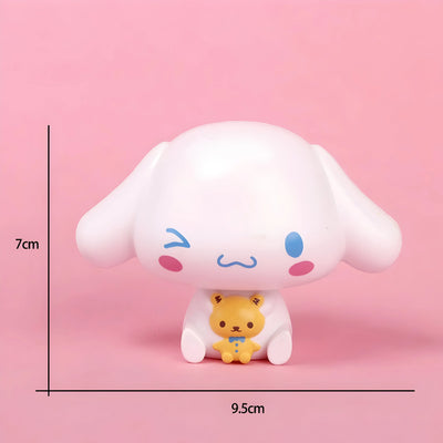 Figurine Cinnamoroll blanc Hello Kitty aux yeux bleus, joues roses et ours jaune